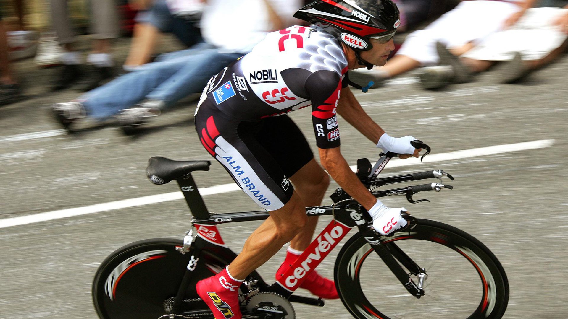 突尼斯赛道全面压制巴黎设计，奥亚尔萨瓦尔F1收官战上演冠军接管