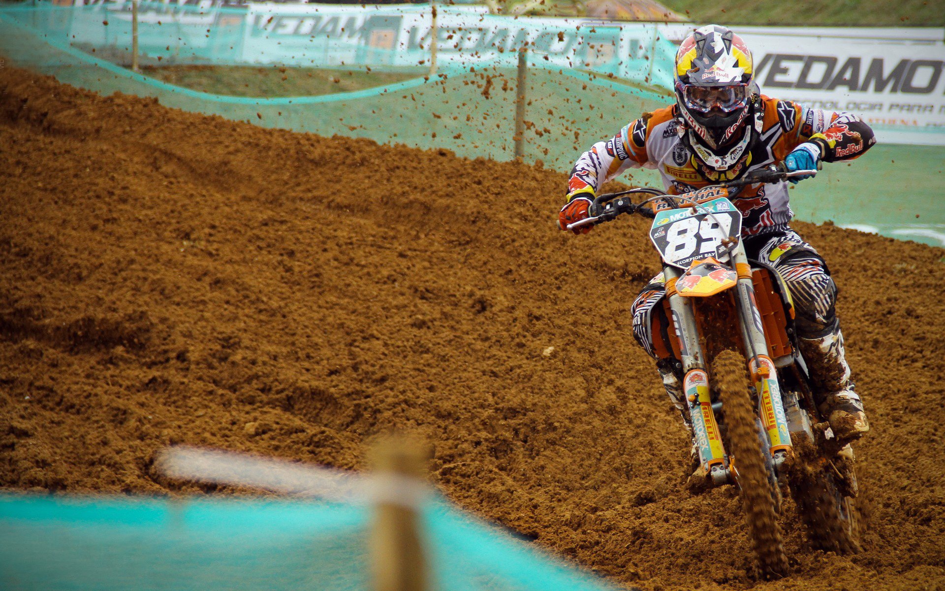 红牛二队与威廉姆斯生死时速，拉塞尔一己之力点燃赛场